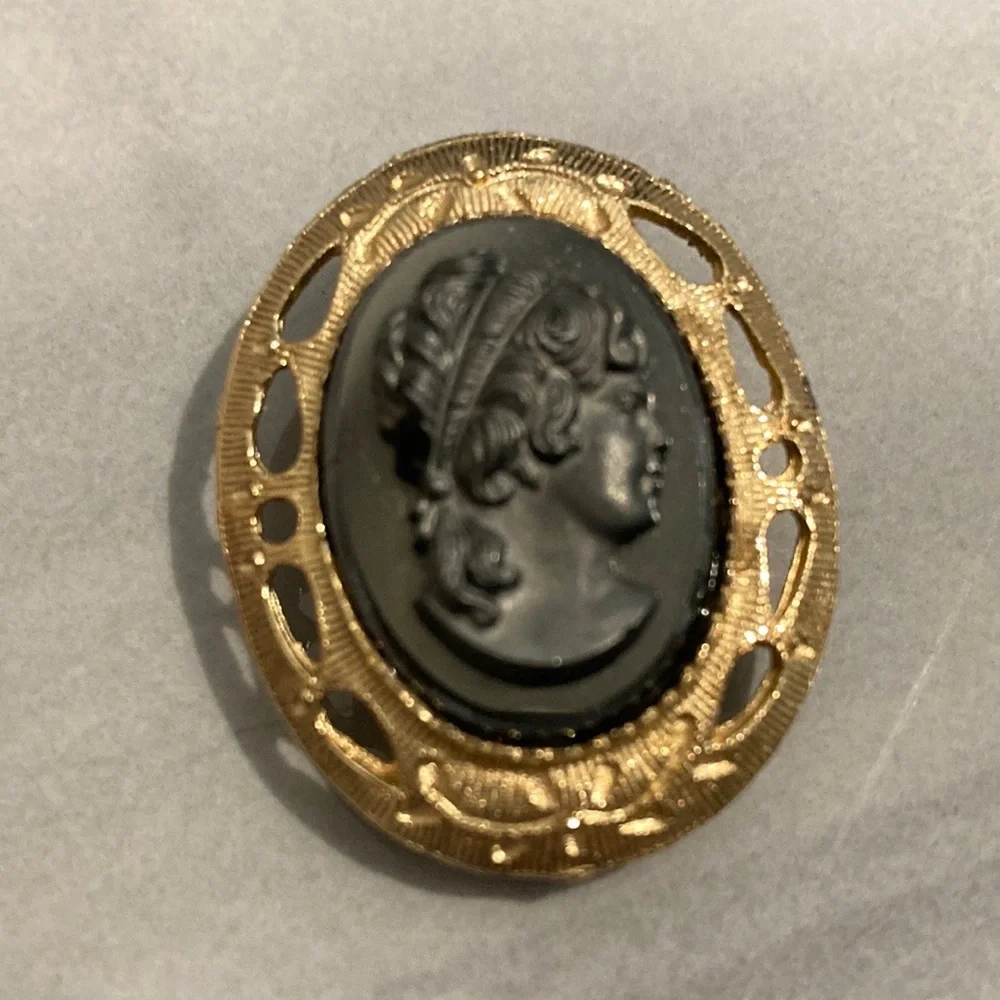 Vintage Black Cameo in Gold Pin Frame - Picture 6 of 6